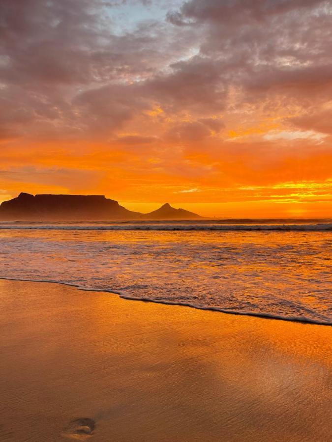 Sunset Beach Holiday Accommodation Kaapstad Buitenkant foto